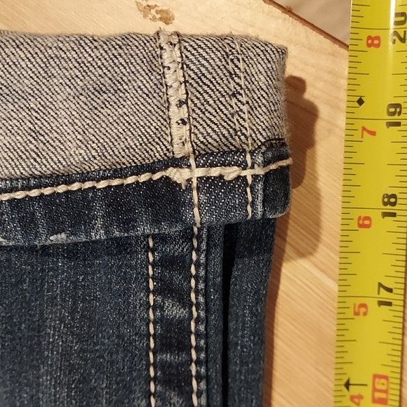 NWOT Women's Miss Me Distressed Washed Denim Capris Size 28 Embossed - Picture 8 of 12